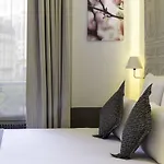 コンタクト オテル アリゼ モンマルトル パリ